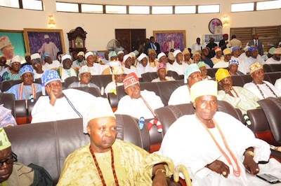 Traditional-rulers-community-leaders-Chiefs-welcoming-President-Jonathan-to-the-Awujales-palace-in-Ijebu-Ode..jpg image