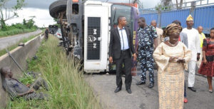 Ogun-State-deputy-governor-Yetunde-Onanuga-Helps-Accident-Victim-BellaNaija
