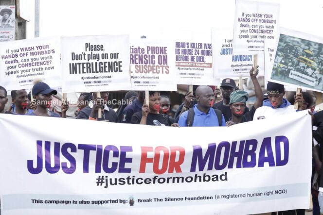 Yomi Fabiyi Leads Protest as Mohbad’s Parents Arrive court for Inquest
