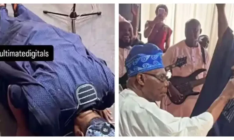 ‘Yoruba Culture At Its Finest’ — Kwam1 Shows Respect as Obasanjo Joins Him On Stage